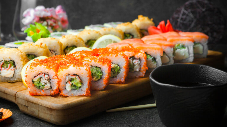 Pourquoi les avis clients sont-ils essentiels pour choisir une livraison de sushis à Saint-Tropez ?